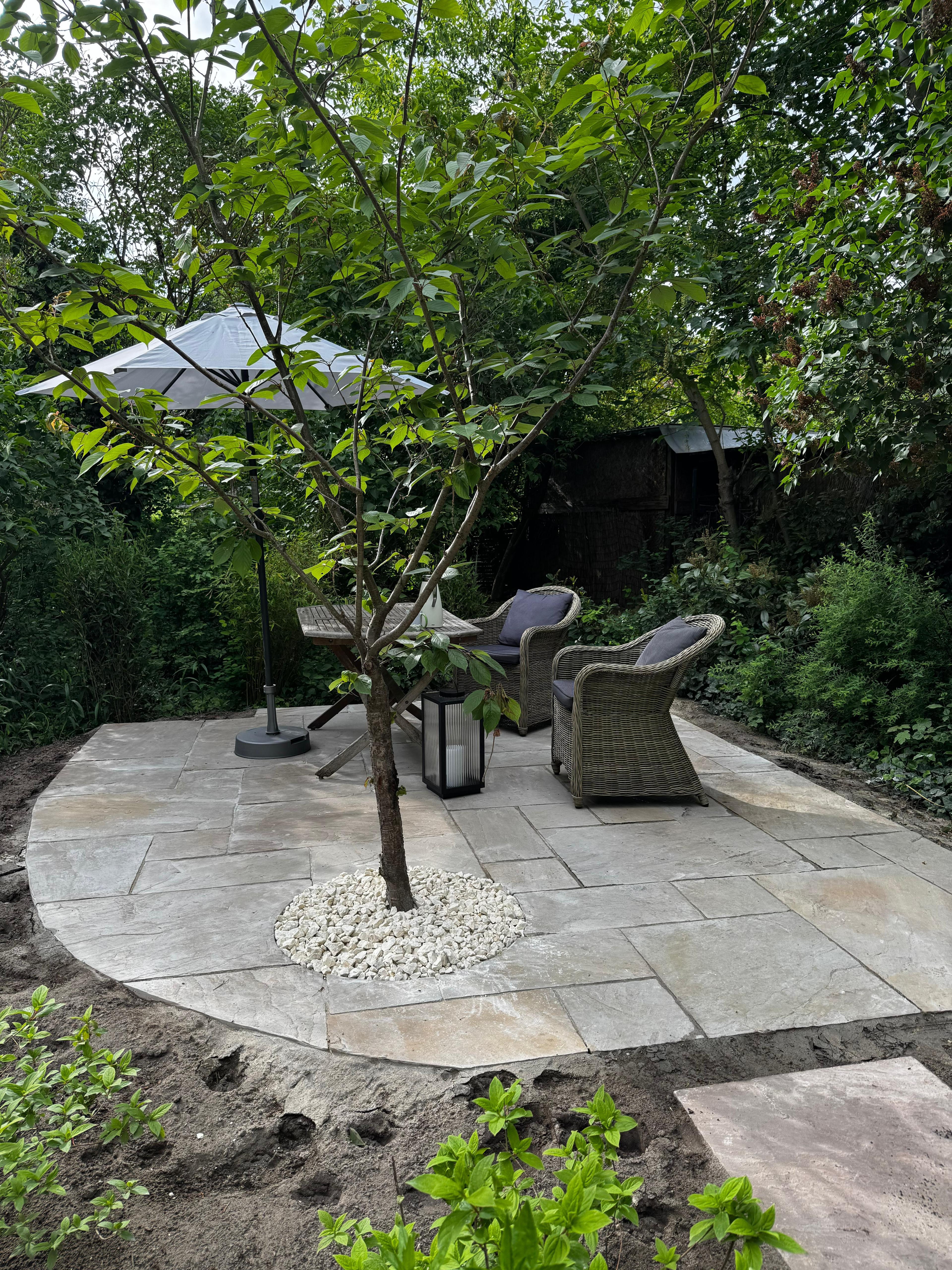 Terrassenbau mit Steinplatten